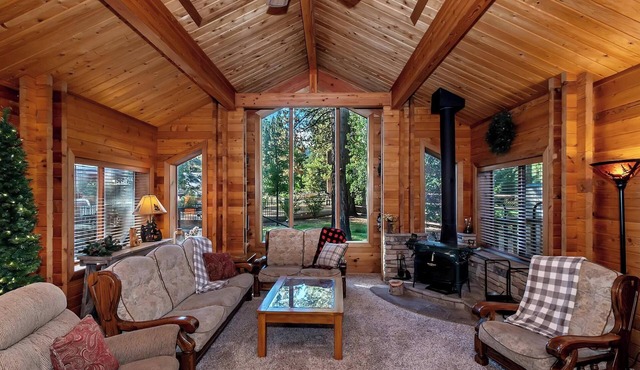 Ponderosa: Close to Bear Mtn & Snow Summit! Pet Friendly! Game Room! BBQ! WiFi!