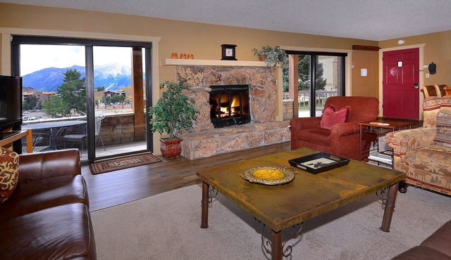 Ponderosa Condo, renovated 2BD/2BA, hot tub, deck