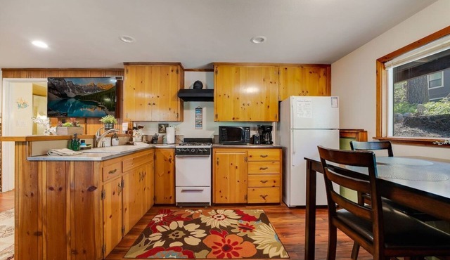 Ponderosa Paradise, GORGEOUS Studio W/Private Entrance, Walk To Town