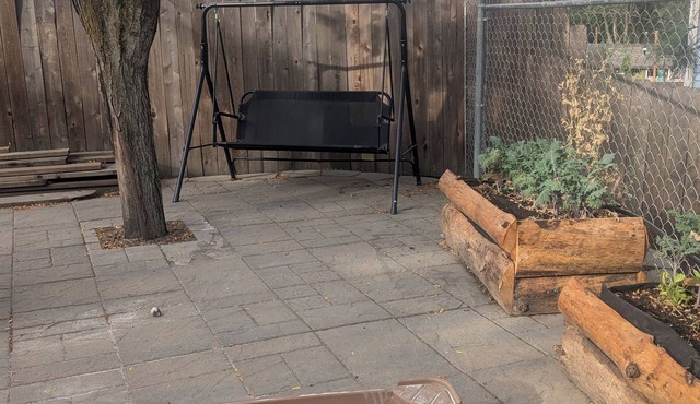 Ponderosa patio with AC, WiFi, mins from airport, downtown & arboretum