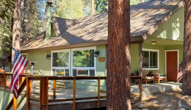 Ponderosa Pines Family-friendly 3-bedroom cabin with Treehouse and Zip-line