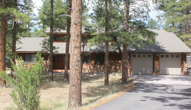 Ponderosa Pines Lodge, Beautiful and Spacious Home, Pet friendly, sleeps 13