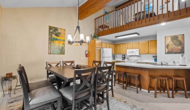 Ponderosa Retreat - Fireplace - Community year round pool - sauna - fitness center