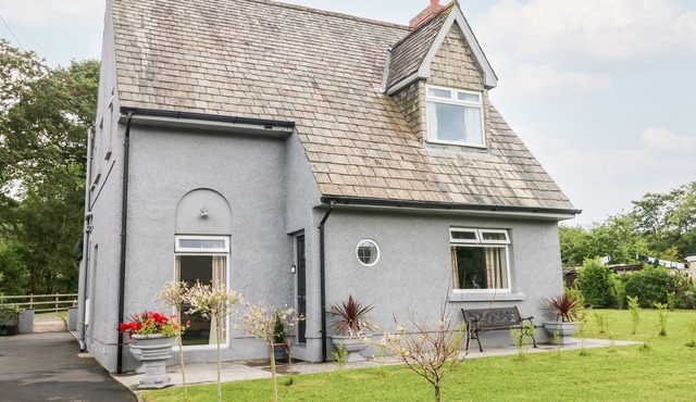 PONDFIELD GATE, family friendly, character holiday cottage in Cwmgors