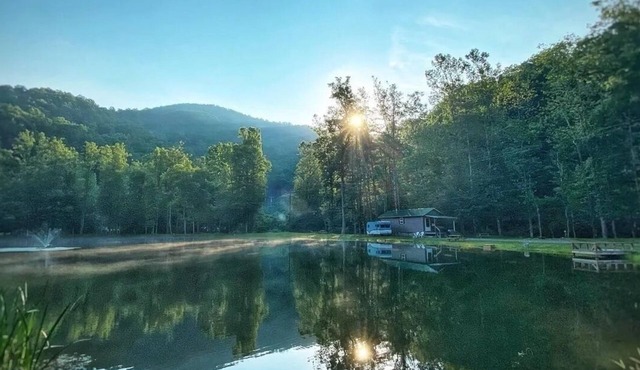 Pondside cabin next to a river with kitchen and bath. Kid/Pet Friendly. Roku TV