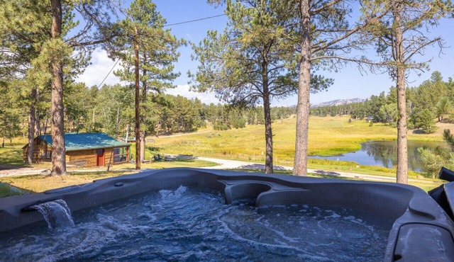 Pondside Lodge: Hottub + Sauna + Firepit + Game Room