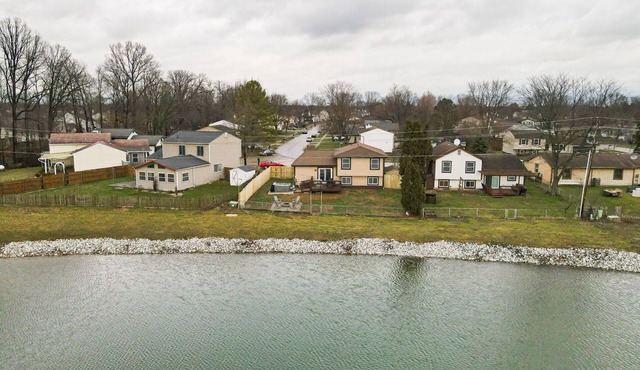 Pondside Retreat 4BR w/Hot Tub & Pool Table & BBQ