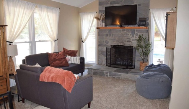 Pondview Paradise, Cozy home with pool and pond on 8 acres