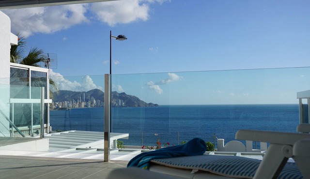 Poniente, 3 Bed ensuite Sleeps 6, Sea Views, Gym, Games & Cinema Room SOLAR !