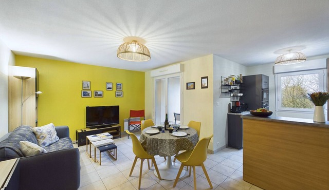 Pont L'Abbé, flat for 4 with a balcony