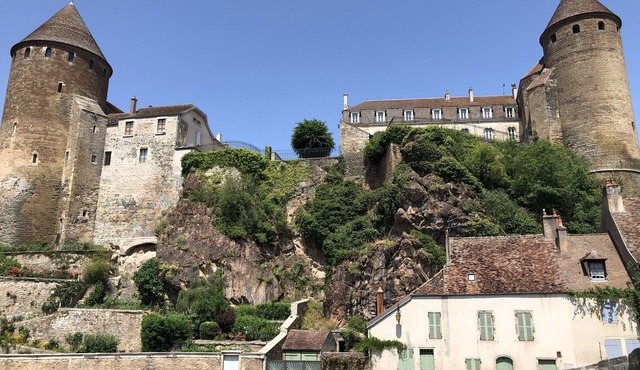 Pont Pinard building and its pink granite for 2