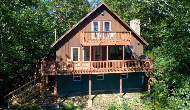 Pontificator`s Perch - you`ll love the view, by Buffalo Mtn Getaway