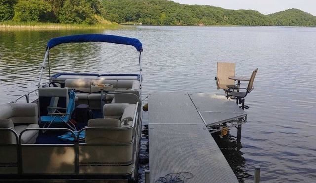 Pontoon Boat 21 ft. Perfect for a tour of the lake!