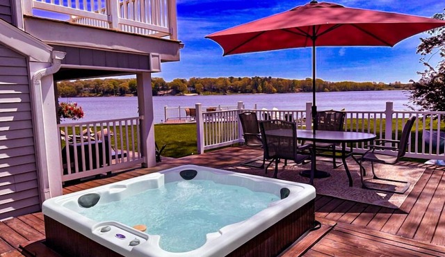 PONTOON BOAT NOW INCLUDED! 7 BEDS, HOT TUB Updated Lakefront Cottage - Book Now