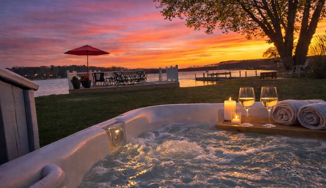PONTOON BOAT NOW INCLUDED! KAYAKS! Waterfront Cottage on Mona Lake with HOT TUB!
