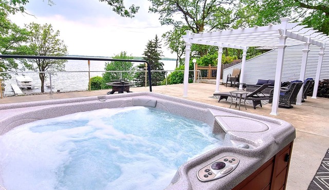 PONTOON INCLUDED IN PRICE, GAME ROOM, HOT TUB, SAUNA, ON BIG DETROIT LAKE!
