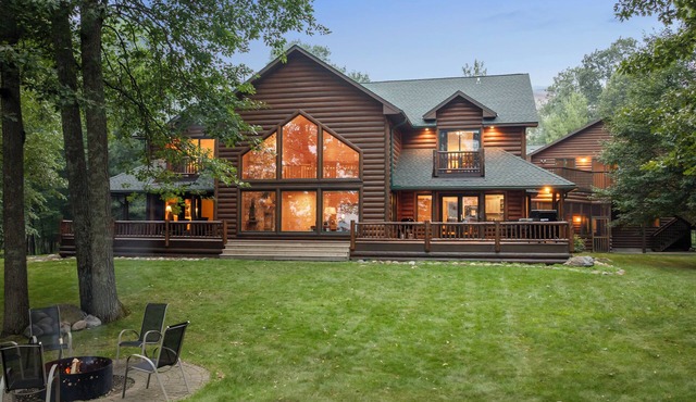 Pontoon| Swim| Pool Table| Hot Tub| Theatre