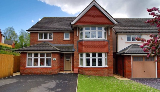 Pontypool House by Mia Living (5 bedrooms, garden and parking)