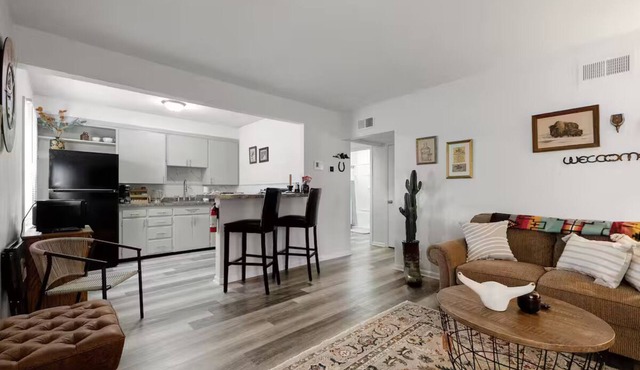 Pony Express 1BR - Pets OK + Laundry - Blue Door