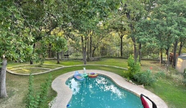 Pool, 1 Acre, Cave, 5 Bedroom Oasis in S. Austin - Sleeps 15