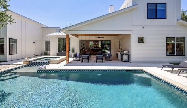 Pool | 11 Beds | Sleeps 15 - WalkerVR Blue Water