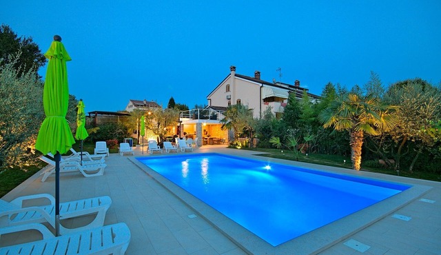 pool, 2 persons. near the beach, quiet area