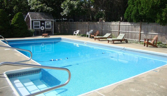 Pool & 300 yards to the beach , 4 Bedroom/1.5 bath Cape sleeps 8-9