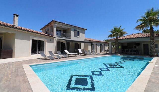 Pool, 4 chambres, 4 SdB, clima, cuisine extérieure, grands jardins, aire de jeux