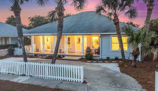 Pool, 4 min walk to Crystal Beach, Luxe 1-story home!