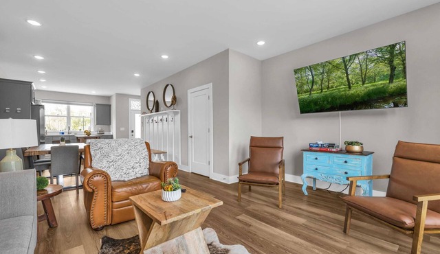 Pool! 4K TVs! Walkable to Riverwalk & Bike Rentals