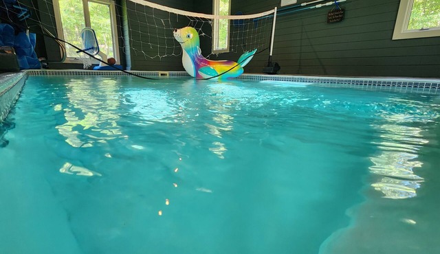 Pool, 6min to WISP, 10min to shopping; lakefront