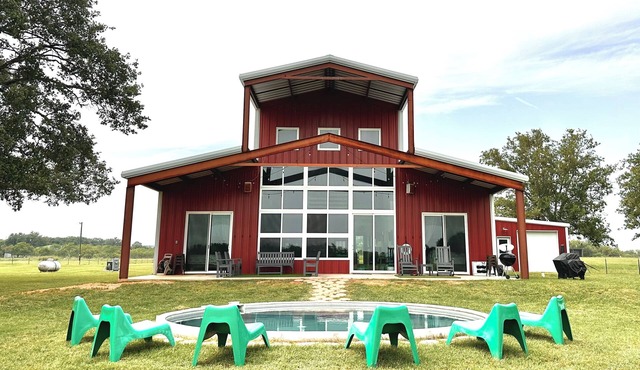 Pool! 8 bdrms/4.5 baths/2 living, close to town and wineries!