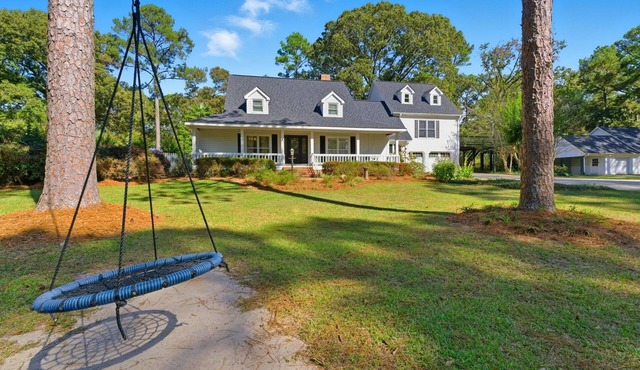 Pool, 8 bedrooms, lakefront, updated kitchen