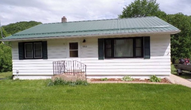 Pool 9 Guest House on Main Street, De Soto. We welcome fishermen!