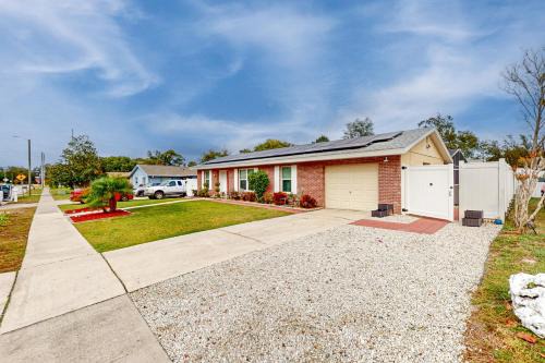 Pool Access! Dog-Friendly Retreat 16 Mi to Orlando