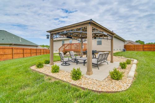Pool Access, Grill and Gazebo Ozark Getaway!