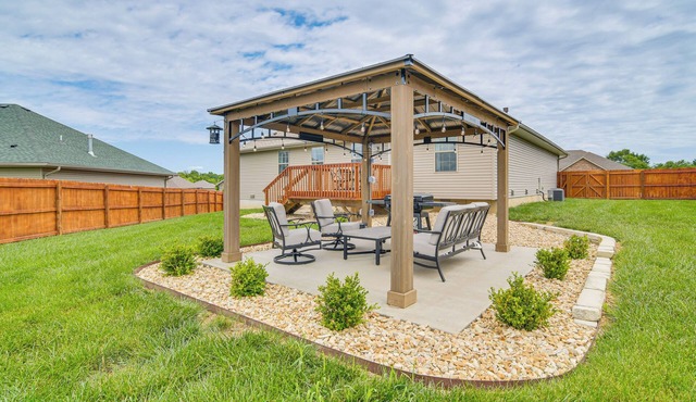 Pool Access, Grill & Gazebo: Ozark Getaway!