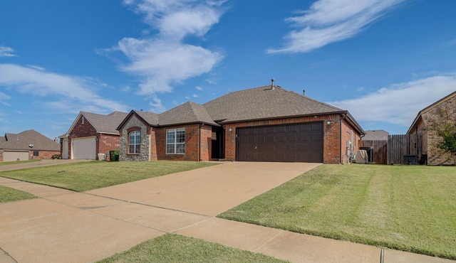 Pool Access: Newly Remodeled House in Broken Arrow