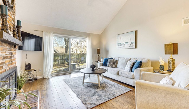 Pool Access & Private Fire Pit: Kansas City Gem!