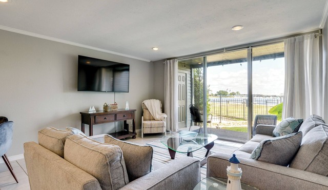Pool Access + Views: Waterfront Lake Conroe Escape