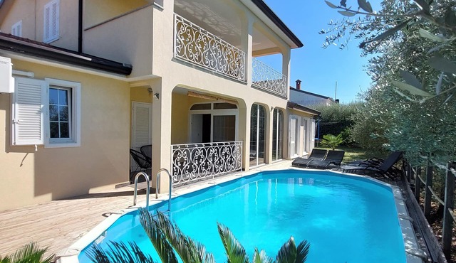 Pool, air conditioning, villa in green and family-friendly surroundings