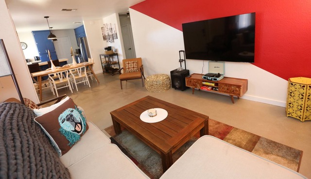 POOL .. All KING BedS .. 5 Min to Natl Park .. Karaoke .. LOADED w/ Amenities!