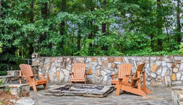 Pool among the Pines... Close to the airport near Southern Pines and Pinehurst