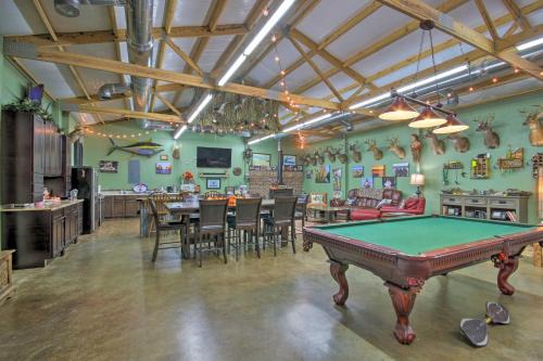 Pool and Fire Pit! Outlaw Gameroom in St Matthews
