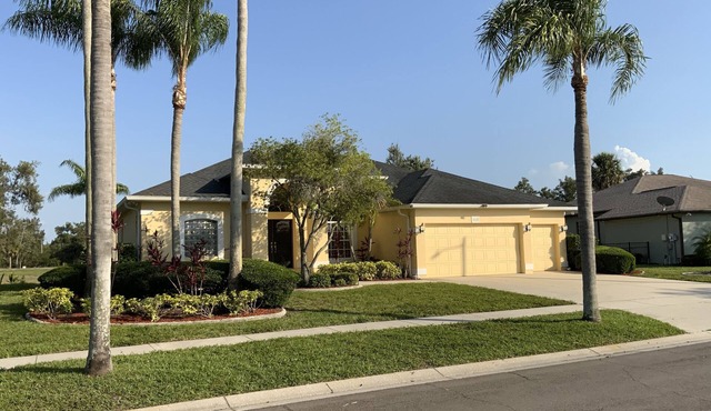 Pool and heated spa, 3 bedroom, 2 baths, golf, beaches, safe community.