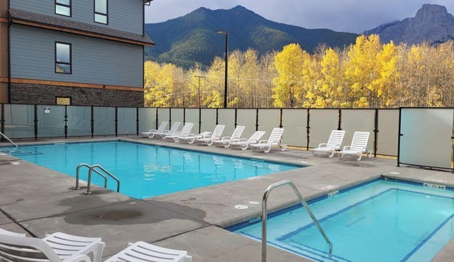 Pool and hot tub - La Sombra 2bd retreat at Sparrowhawk Lodge