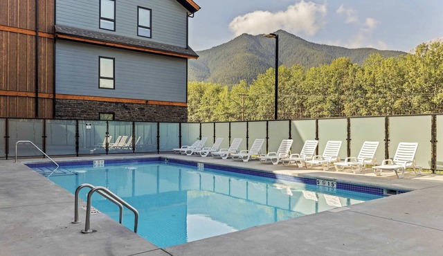 Pool and hot tub Stunning 2Bd haven in the Rockies