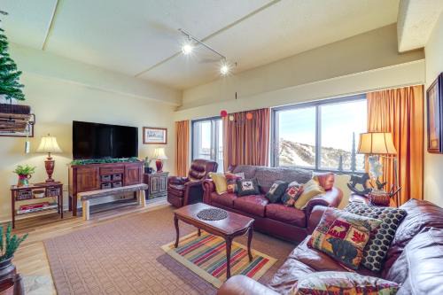 Pool and Hot Tub Mtn-View Condo in Sugartop Resort!
