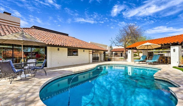 Pool and Putting Green Group Getaway in Glendale!