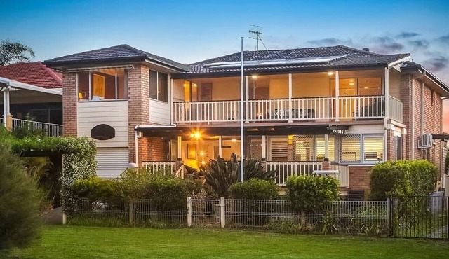 Pool and Spa on the Lakefront Killarney Vale